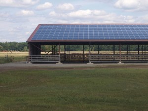 Unser neuer Doppeltresen. Links davon wird die kleine Bühne anschließen.